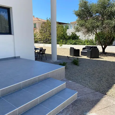 300 Metres De La Et 아파트