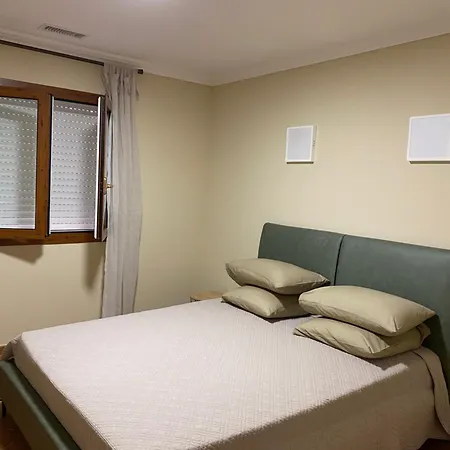 Apartment 300 Metres De La Et